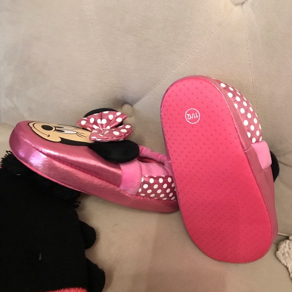 Disney hat gloves and slippers set - Picture 5 of 5
